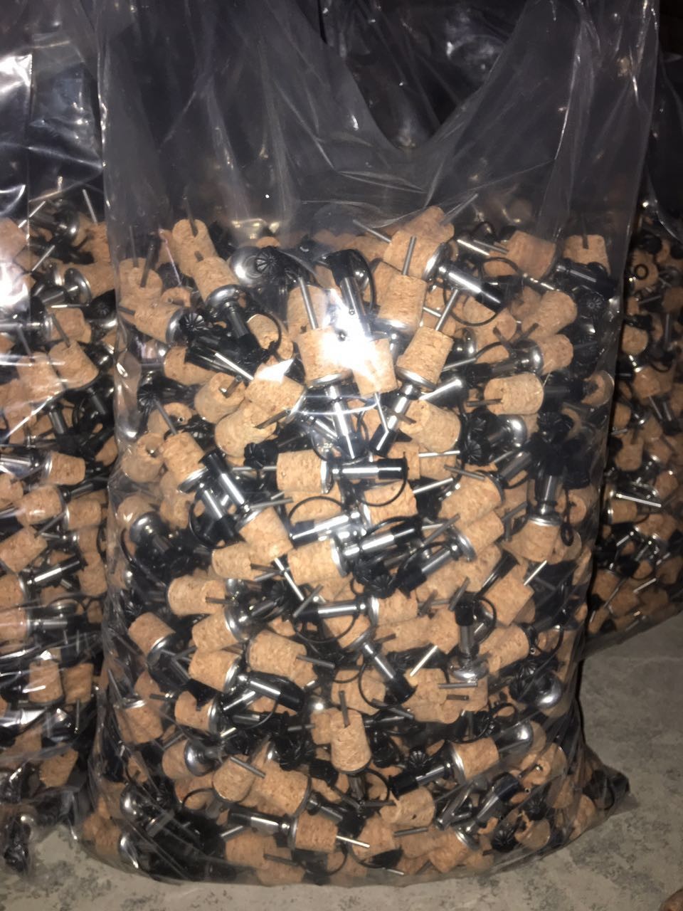 2017 Wholesale Stainless Steel Liquid Pourer for Olive Oil Wine with Plastic Cap, Good Quality and Competitive Price