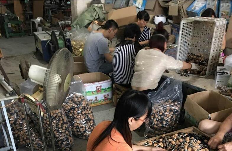 Wholesale Stainless Steel Liquid Pourer for Olive Oil Wine with Stainless Steel Cap, Good Quality and Competitive Price